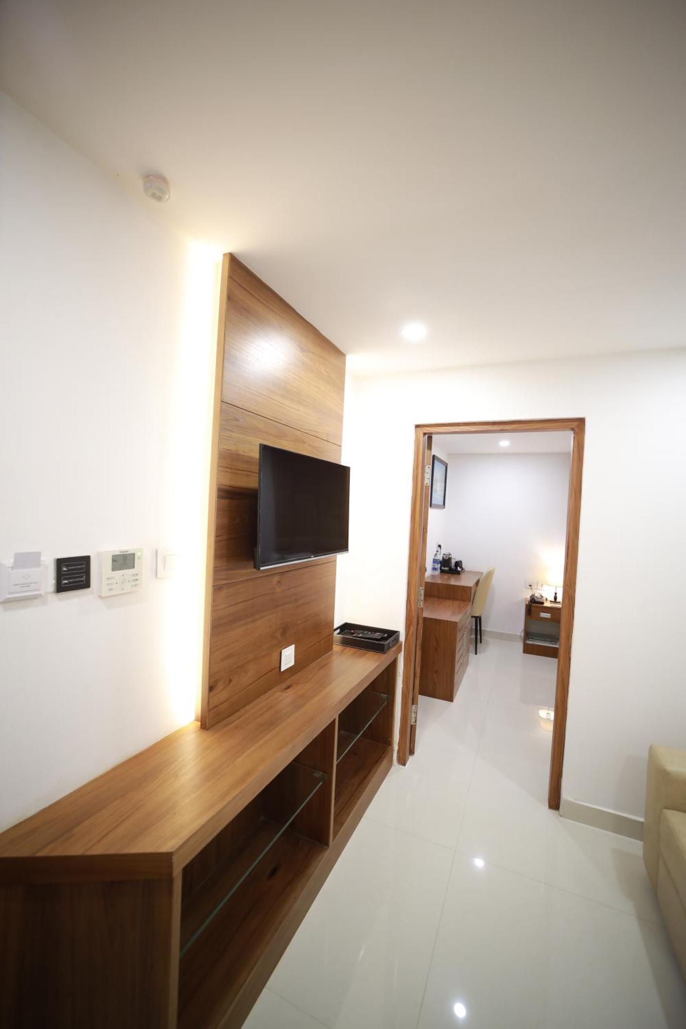 Royal Residency Hotel Kannangad Kültér fotó