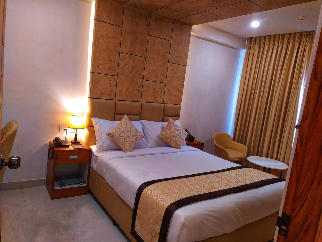 Royal Residency Hotel Kannangad Kültér fotó