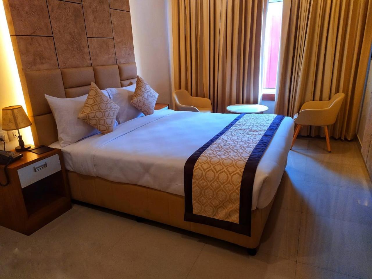 Royal Residency Hotel Kannangad Kültér fotó