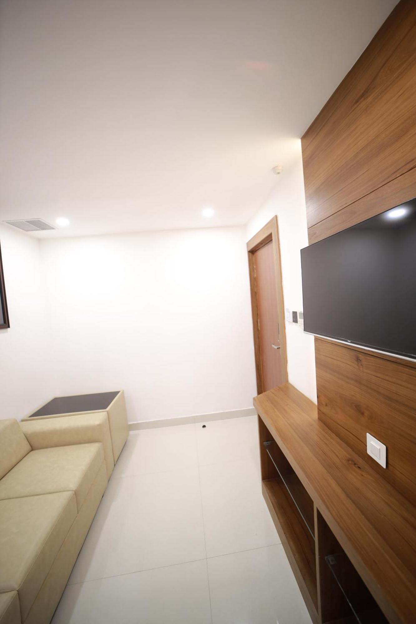 Royal Residency Hotel Kannangad Kültér fotó