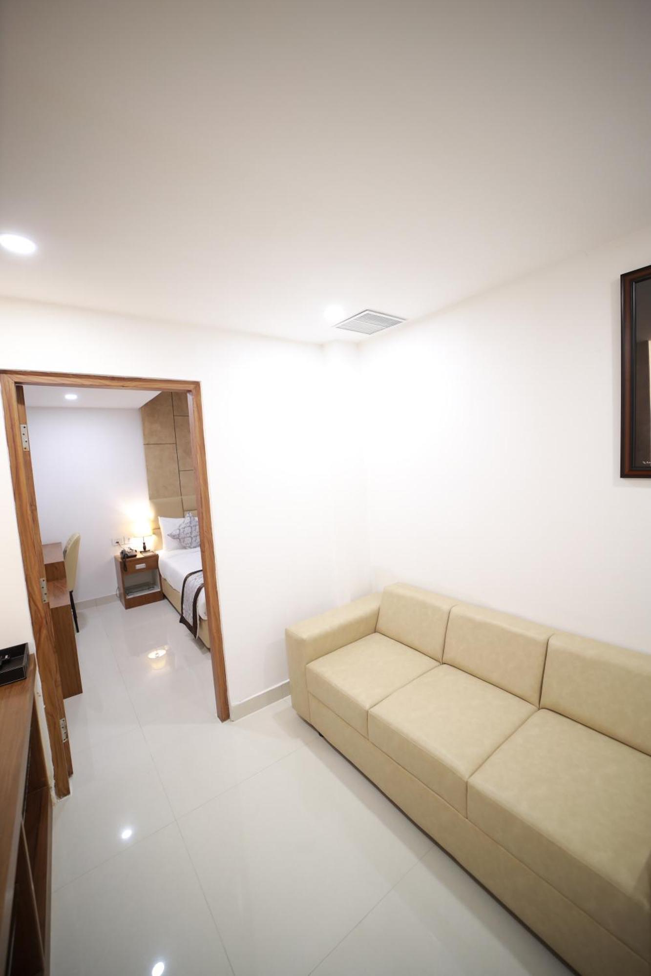 Royal Residency Hotel Kannangad Kültér fotó