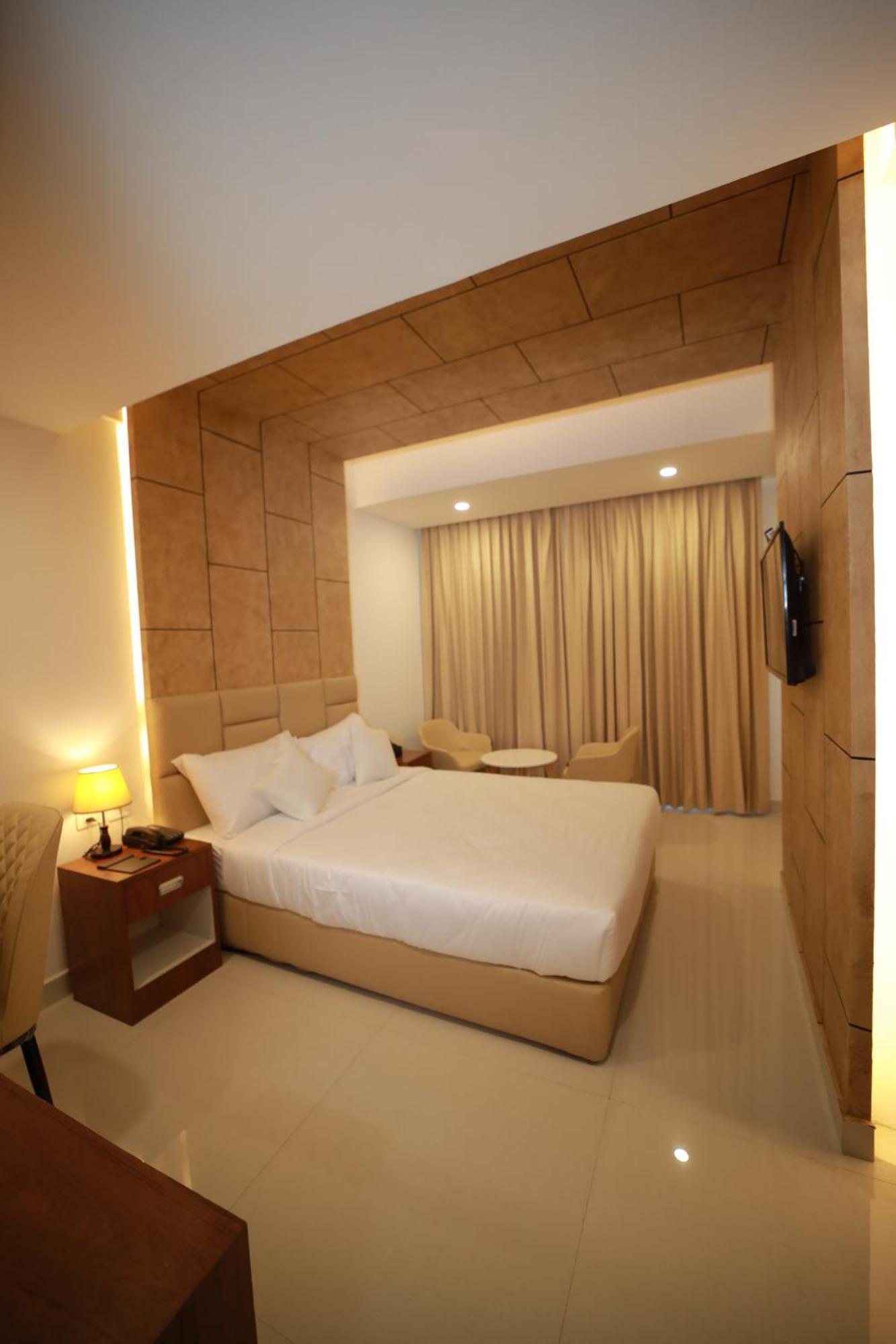 Royal Residency Hotel Kannangad Kültér fotó